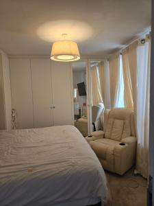 Postel nebo postele na pokoji v ubytování AlphaAde Homes + 4 fotografie