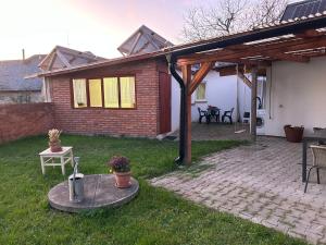 a backyard with a brick house and a table with plants at Guesthouse Trnčín in Mladá Boleslav