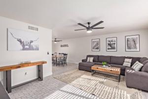 Χώρος καθιστικού στο Stunning Hunter Single Family Home in the Heart of Mesa