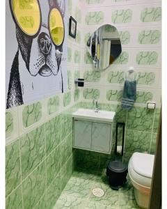 a bathroom with a dog with sunglasses on the wall at Brás Pés nas Compras, Expo Center Norte, Vautier, até 8 pessoas in Sao Paulo +21 photos