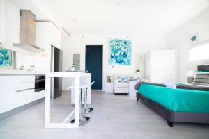 Kuchyň nebo kuchyňský kout v ubytování Cayman Luxury Rentals at The Grove