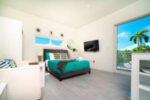 TV a/nebo společenská místnost v ubytování Cayman Luxury Rentals at The Grove