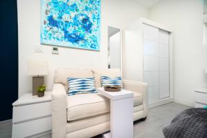 Posezení v ubytování Cayman Luxury Rentals at The Grove