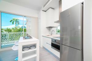 Kuchyň nebo kuchyňský kout v ubytování Cayman Luxury Rentals at The Grove