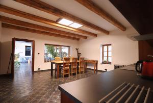 uma cozinha e sala de jantar com mesa e cadeiras em Clearpoint em Hořovičky