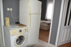 una cucina con lavatrice e frigorifero di Huzur 3a a Edirne
