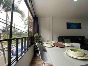 a room with a table and chairs and a balcony at Apartamento en Envigado al Sur de Medellin in Envigado