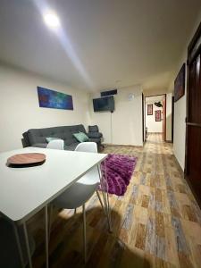 a living room with a table and a couch at Apartamento en Envigado al Sur de Medellin in Envigado