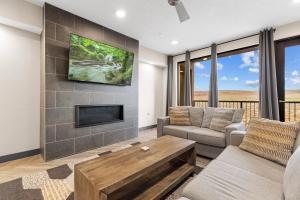 Un televizor și/sau centru de divertisment la Vacation Rentals at Sand Hollow Resort