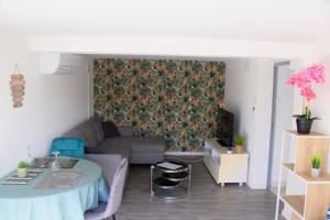 a living room with a couch and a table at Loftimeet in Cornebarrieu