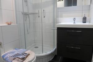 Ένα μπάνιο στο Tief 10 Ferienwohnung Sand mit Internet 101