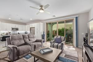 Ruang duduk di Gilbert Haven: A Family Delight in Enchanting Community