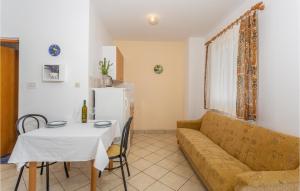Χώρος καθιστικού στο Beautiful Apartment In Rasopasno