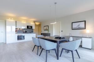 Η κουζίνα ή μικρή κουζίνα στο Strandläufer 5 Sterne-Ferienwohnung mit Komfort, Wellness & Ostseeblick