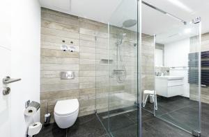 Ένα μπάνιο στο Strandläufer 5 Sterne-Ferienwohnung mit Komfort, Wellness & Ostseeblick +20 φωτογραφίες