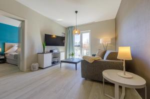 ein Wohnzimmer mit Sofa und Tisch in der Unterkunft Swantovit - 5 Sterne Ferienwohnung zwischen Ostsee und Saaler Bodde in Wustrow