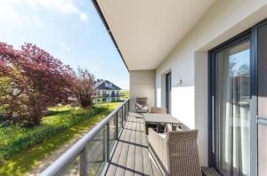 ein Balkon mit Tisch und Stühlen und Aussicht in der Unterkunft Swantovit - 5 Sterne Ferienwohnung zwischen Ostsee und Saaler Bodde in Wustrow + 14 Fotos