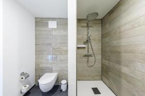 ein Badezimmer mit Toilette und Dusche in der Unterkunft Swantovit - 5 Sterne Ferienwohnung zwischen Ostsee und Saaler Bodde in Wustrow