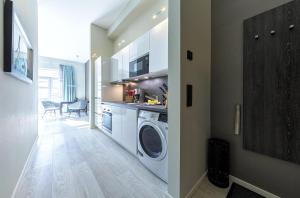 Η κουζίνα ή μικρή κουζίνα στο Admiralssuite - Exklusive 5-Sterne-Ferienwohnung mit Westbalkon in der Seefahrtsschule Wustrow