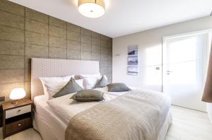 a bedroom with a bed with two pillows on it at Boddendomizil - stilvoll wohnen, am Meer entspannen, Strandkorb genießen in Wustrow