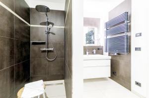 Ένα μπάνιο στο First Garden View - Ihre Ferienwohnung im Ostseebad Wustrow +20 φωτογραφίες