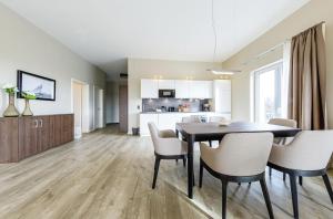 a dining room and kitchen with a table and chairs at Störtebeker Suite 5-Sterne-Urlaub an der Ostsee in Wustrow