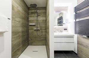 a bathroom with a shower and a sink at Seebadrast - 5-Sterne Ferienwohnung mit historischem Charme und modernem Komfort in Wustrow +19 photos