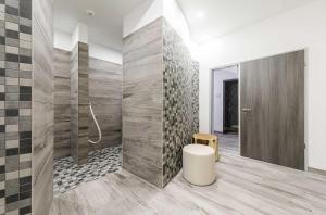 a bathroom with a shower with a toilet and a stool at MEERGLÜCK - Unvergesslicher Urlaub in der ruhig gelegenen Ferienwohnung mit Blick auf die Ostsee in Wustrow +14 photos