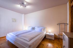 Ένα ή περισσότερα κρεβάτια σε δωμάτιο στο Muschelremise - im Herzen der Warener Innenstadt