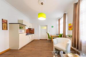 Η κουζίνα ή μικρή κουζίνα στο Grüner Salon - Komfortable Ferienwohnung für zwei Personen im Herzen von Waren Müritz