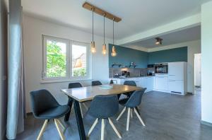a kitchen and dining room with a table and chairs at Ferienhaus SeeZauber am Fleesensee in Silz