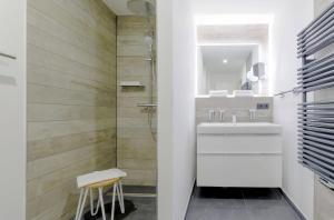 Ένα μπάνιο στο Lüttstuv - Stilvolle Ferienwohnung in historischer Seefahrtschule mit Ostseeflair