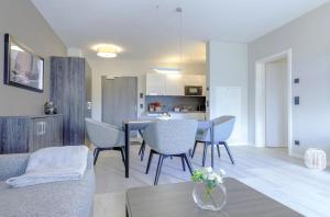 Η κουζίνα ή μικρή κουζίνα στο Lüttstuv - Stilvolle Ferienwohnung in historischer Seefahrtschule mit Ostseeflair