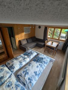 Postel nebo postele na pokoji v ubytování Zimmer in Adelboden