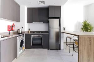 Sahab - Panoramic pool view 1BR Tiraz Building的厨房或小厨房