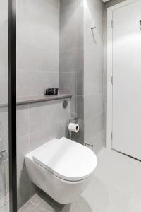 Sahab - Panoramic pool view 1BR Tiraz Building的一间浴室