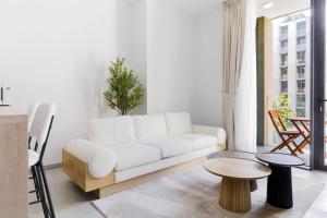 Sahab - Panoramic pool view 1BR Tiraz Building的休息区