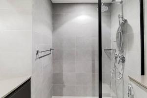 Sahab - Panoramic pool view 1BR Tiraz Building的一间浴室