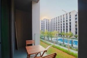 Sahab - Panoramic pool view 1BR Tiraz Building内部或周边的泳池