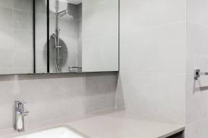 Sahab - Panoramic pool view 1BR Tiraz Building的一间浴室