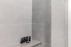 Sahab - Panoramic pool view 1BR Tiraz Building的一间浴室