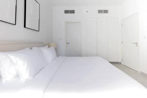 Sahab - Panoramic pool view 1BR Tiraz Building客房内的一张或多张床位
