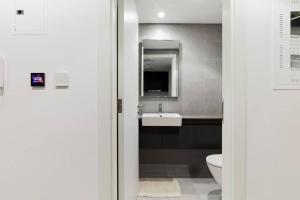 Sahab - Panoramic pool view 1BR Tiraz Building的一间浴室