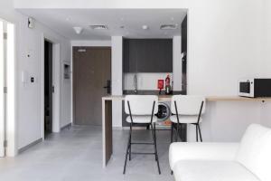 Sahab - Panoramic pool view 1BR Tiraz Building的厨房或小厨房
