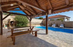 Bazén v ubytovaní Cozy Apartment In Barbat Na Rabu alebo v jeho blízkosti