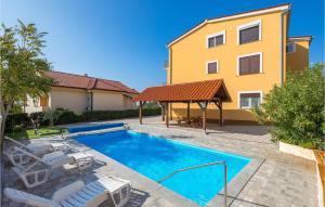 Bazén v ubytovaní Cozy Apartment In Barbat Na Rabu alebo v jeho blízkosti