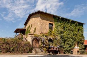 a brick building with ivy on the side of it at Rapunzel - Gemütliche Ferienwohnung mit Landhausstil und überdachtem Balkon in Waren