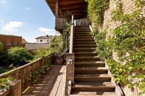a set of stairs leading up to a building at Rapunzel - Gemütliche Ferienwohnung mit Landhausstil und überdachtem Balkon in Waren +12 photos