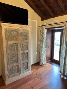 Télévision ou salle de divertissement dans l'établissement Casa la escuela