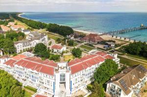 an aerial view of a building next to the ocean at Ferienwohnung Ostseesonne mit Balkon - direkt an der Ostsee gelegen in Zingst